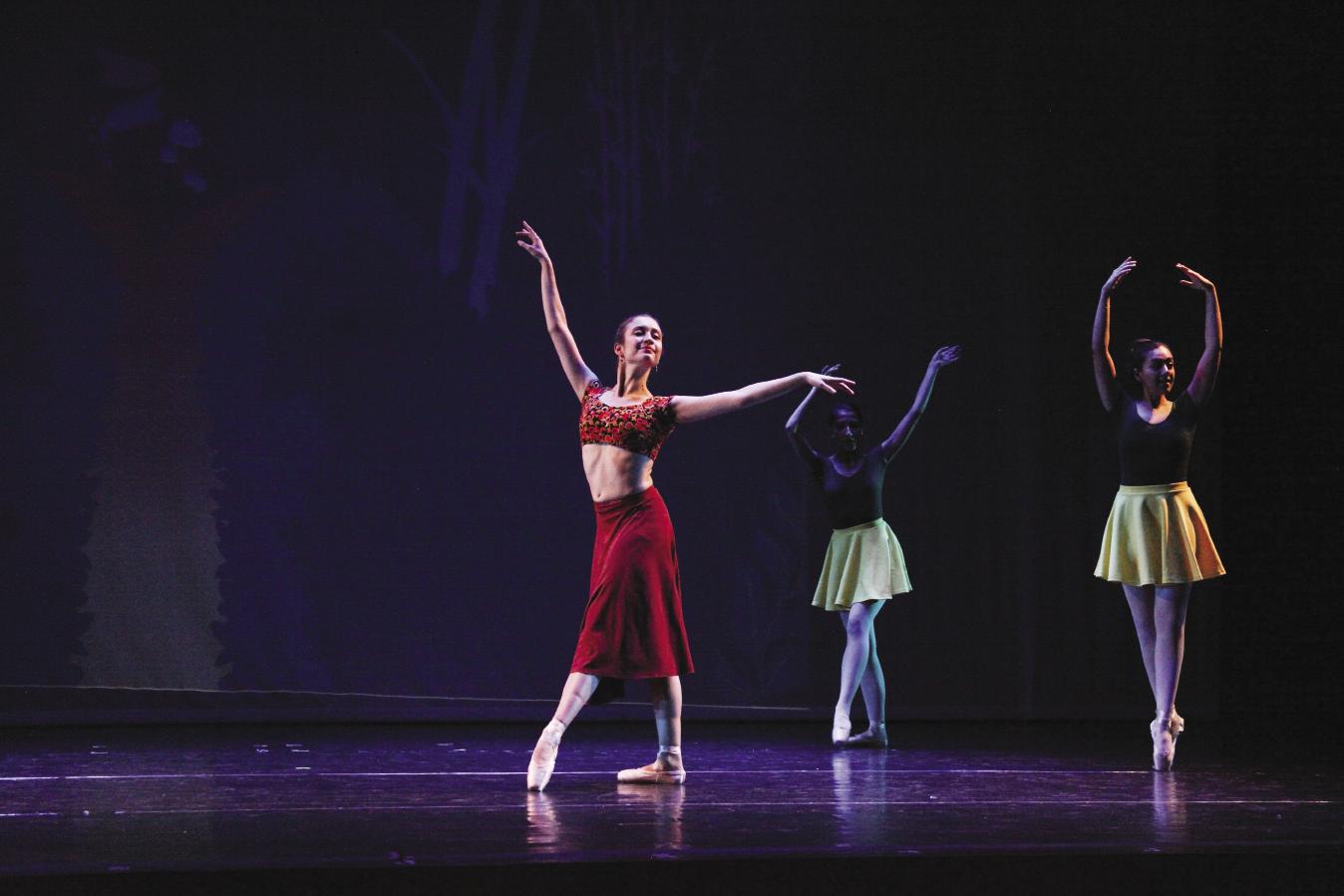 舞台上的3个芭蕾舞演员
